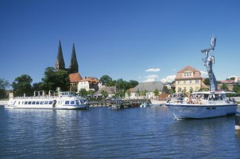 brandenburg-ausflugsziele-bootssurlaub-schiffsreisen-seefahrt