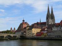 Städtereisen Bayern - Wahrzeichen in Regensburg Dom und Steinere Brücke