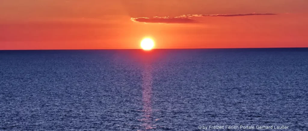 Sonnenuntergang am Meer romantischer traumurlaub in Europa Mittelmeer